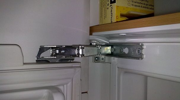 Geschützt: Ersetzen eines gebrochenen Kühlschrankbandes